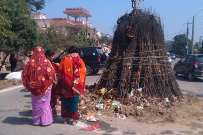 Women doing round at Holika